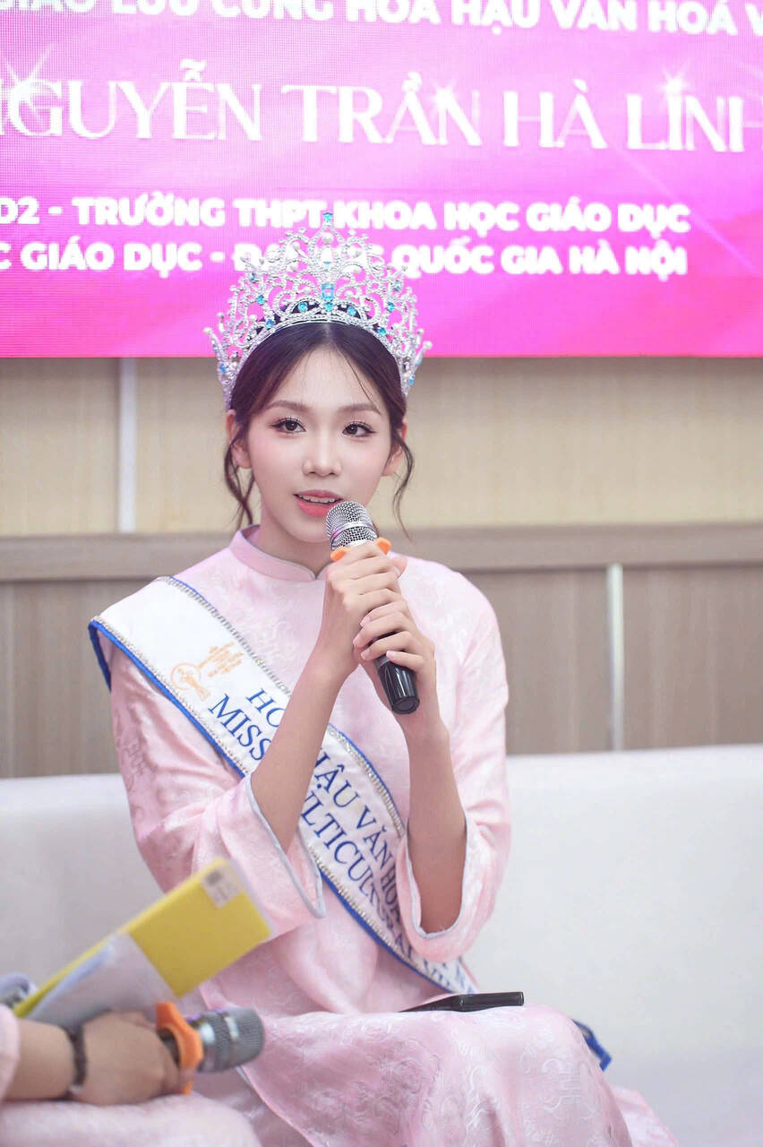   Nguyễn Trần Hà Linh giao lưu, chia sẻ hành trình cân bằng giữa học tập và cuộc thi nhan sắc. Ảnh: Nhân vật cung cấp
