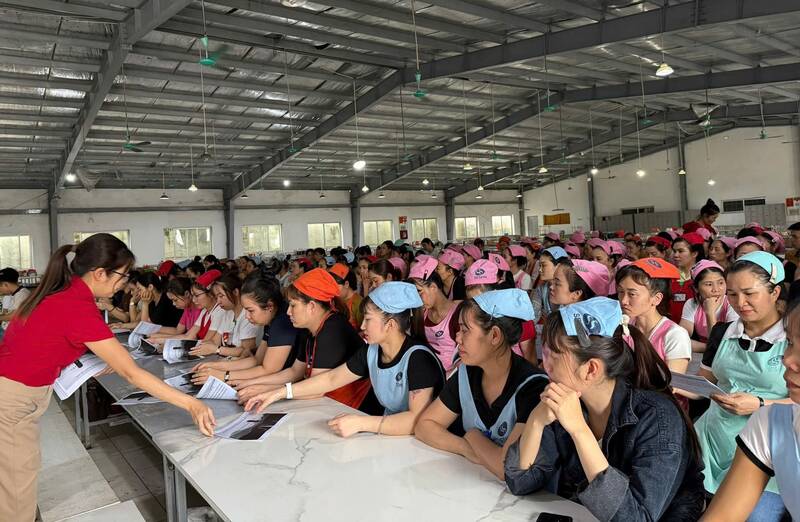 Propaganda to maintain traffic order and safety for union members in Tuyen Quang. Photo: Tuyen Quang Trade Union