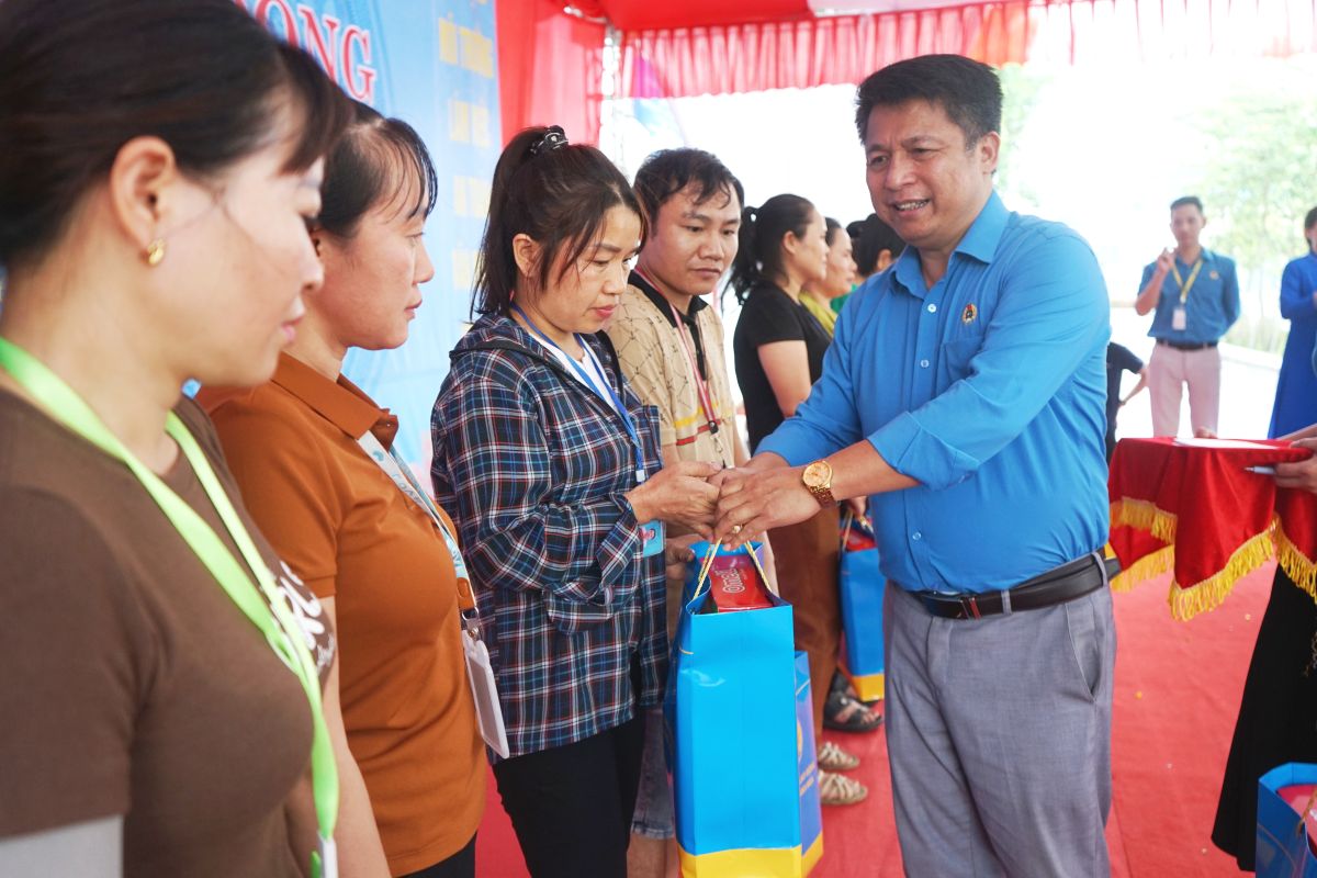 Ông Nguyễn Xuân Tuấn - Phó Ban Công tác Công đoàn, LĐLĐ tỉnh Thanh Hóa trao quà đến đoàn viên, người lao động khó khăn. Ảnh: Quách Du