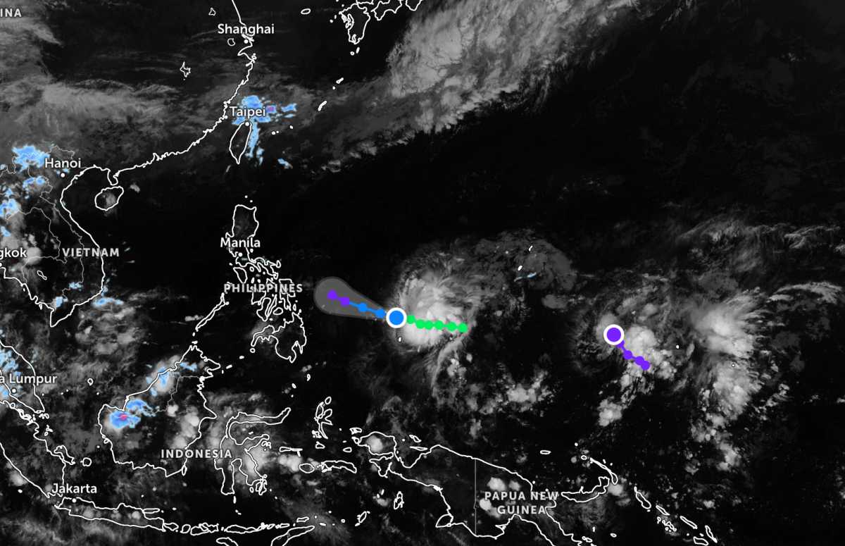 Áp thấp nối đuôi hoạt động gần Biển Đông. Ảnh: JTWC