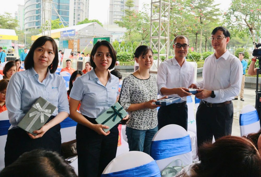 The Vietnam Union of Science and Technology organizes a fair for workers, union members, and workers in difficult circumstances on the occasion of Workers' Month. Photo: Quynh Chi