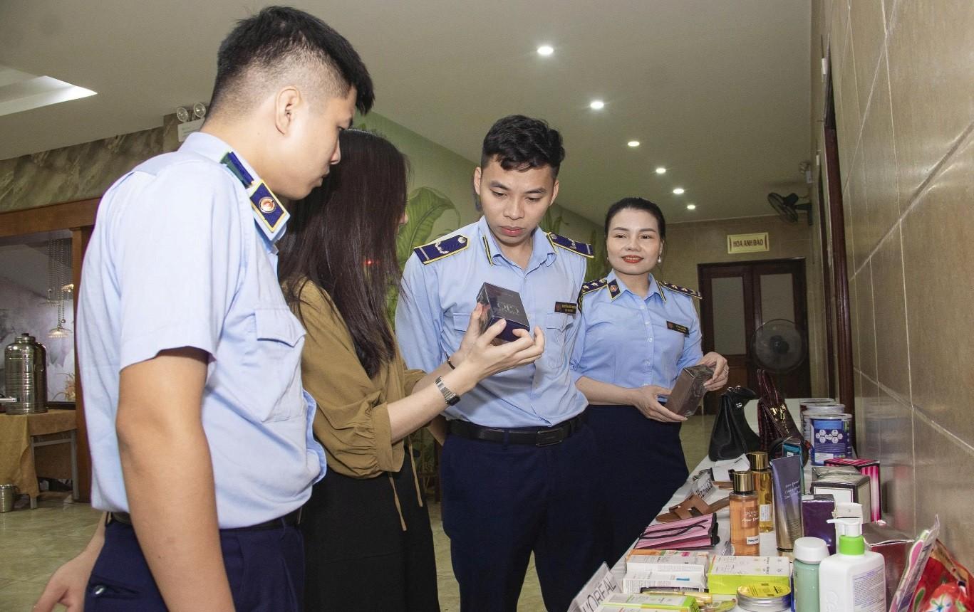 Chi cục Quản lý thị trường tỉnh Nghệ An tổ chức hội thảo tập huấn phân biệt hàng thật, hàng giả. Ảnh: Ngọc Anh 