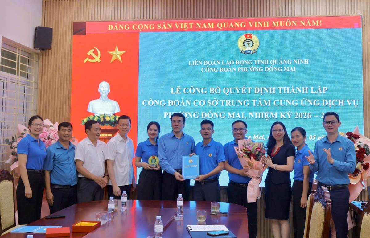 Le syndicat du quartier de Đông Mai organise une cérémonie pour annoncer la décision de création d'un syndicat de base. Photo: Đoàn Hưng