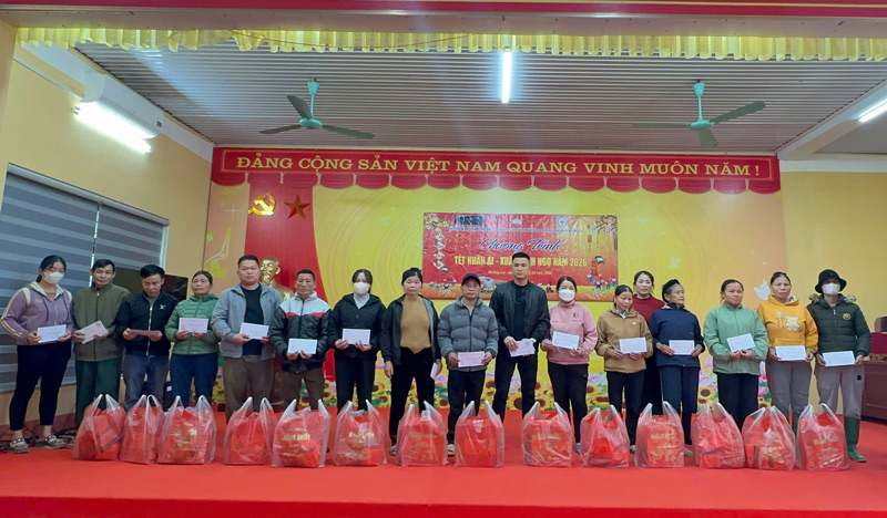 Ngoài việc tạo việc làm, đóng góp cho ngân sách, các doanh nghiệp khai thác, chế biến đá trắng còn tích cực tham gia các hoạt động an sinh xã hội tại địa phương. Ảnh: Tân Văn