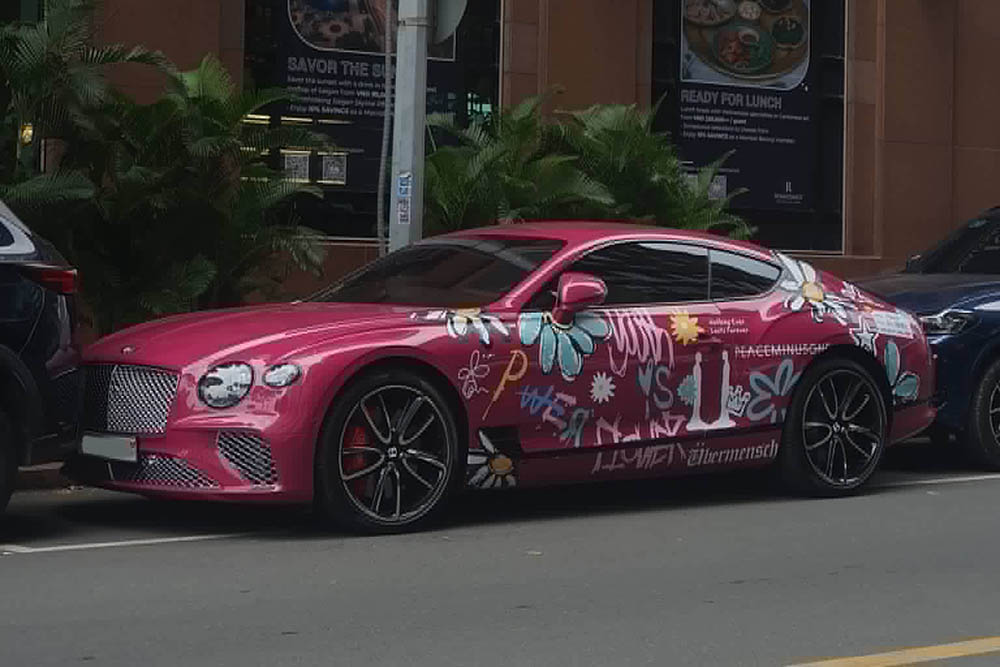 Bentley Continental GT V8 changes color to personality pink, attracting attention in Ho Chi Minh City. Photo: Check In Supercar