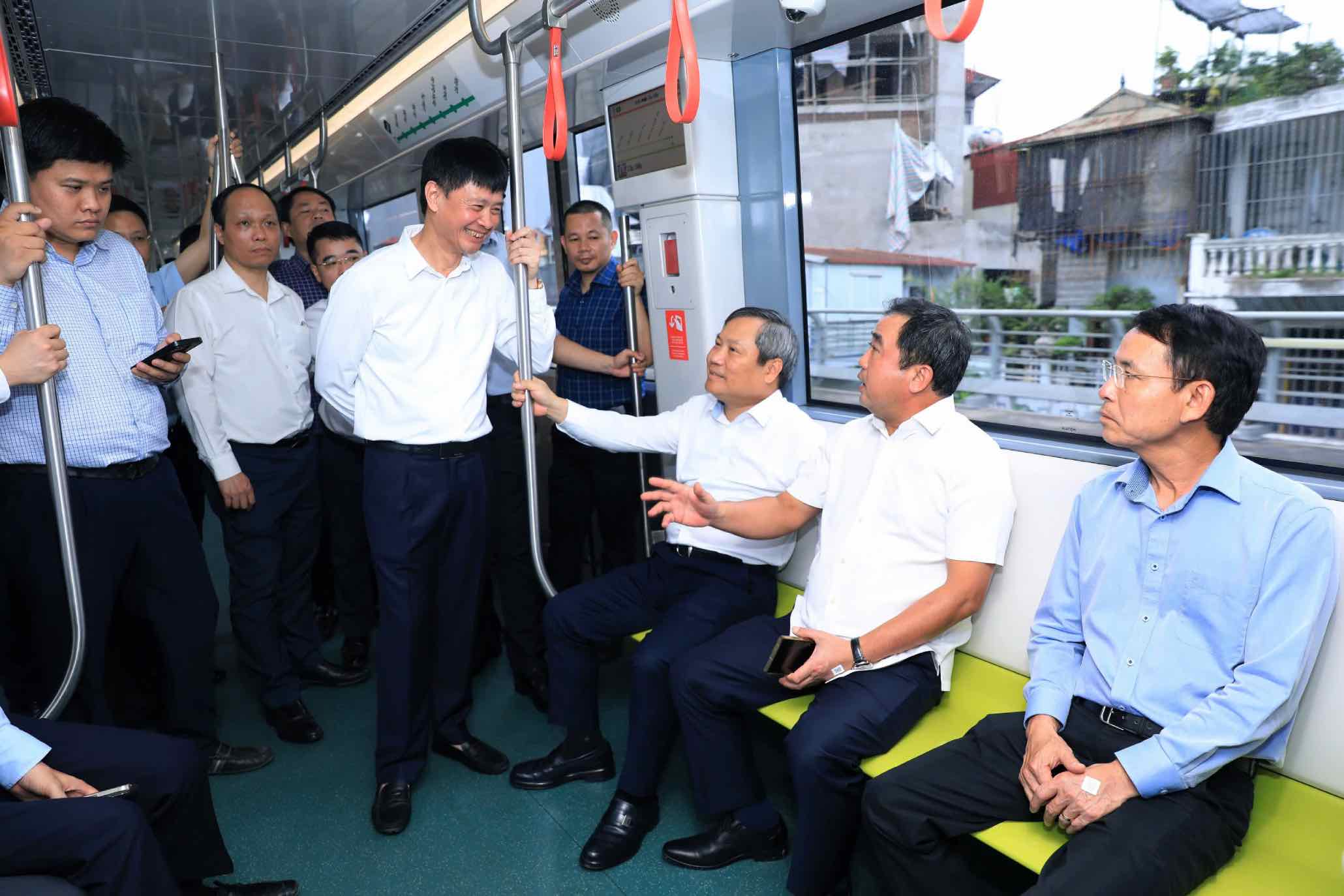 Lãnh đạo TP Hà Nội trải nghiệm thực tế công tác quản lý, vận hành trên tuyến đường sắt đô thị số 3.1 đoạn trên cao (Nhổn - Cầu Giấy). Ảnh: Lê Hải