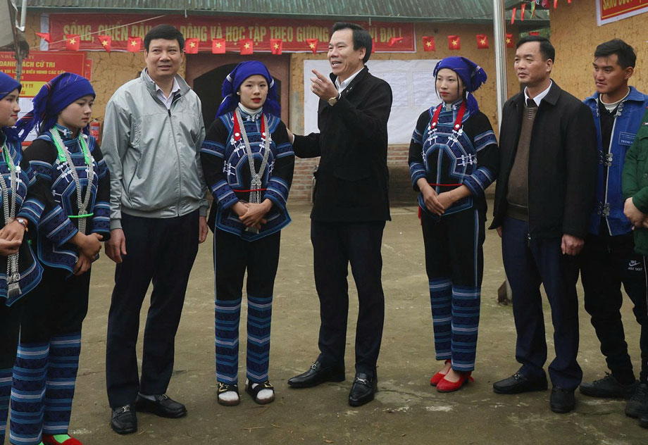 Lãnh đạo Ban Tuyên giáo và Dân vận Tỉnh ủy Lào Cai trao đổi với người dân trước thềm Đại hội. Ảnh: Bảo Nguyên 