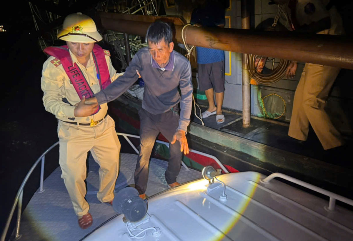 In the late afternoon of May 9, functional forces and fishermen found Mr. Le Van Ben (who went missing on the morning of May 9, in Co To sea area). Photo: Quang Ninh Police