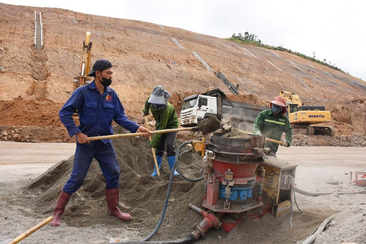 Les ouvriers sur le chantier d'un projet de plus de 1,840 milliard de dongs à Quảng Ninh se dépêchent de construire pour respecter le calendrier fixé.