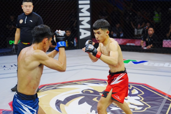 Tiến Đạt (đỏ) thắng TKO Huỳnh Hải Đăng tại tứ kết MMA Pro 52kg. Ảnh: MMA