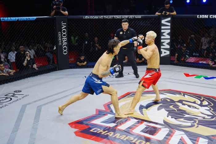 Võ sĩ người Trung Quốc - Châu La (xanh) giành chiến thắng trước Bàn Văn Hoàng. Ảnh: MMA