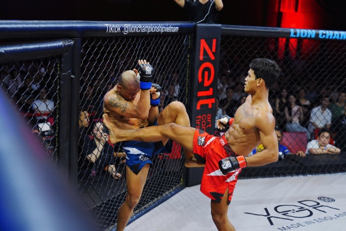 Danh Quốc (đỏ) thắng đối thủ người Philippines. Ảnh: MMA
