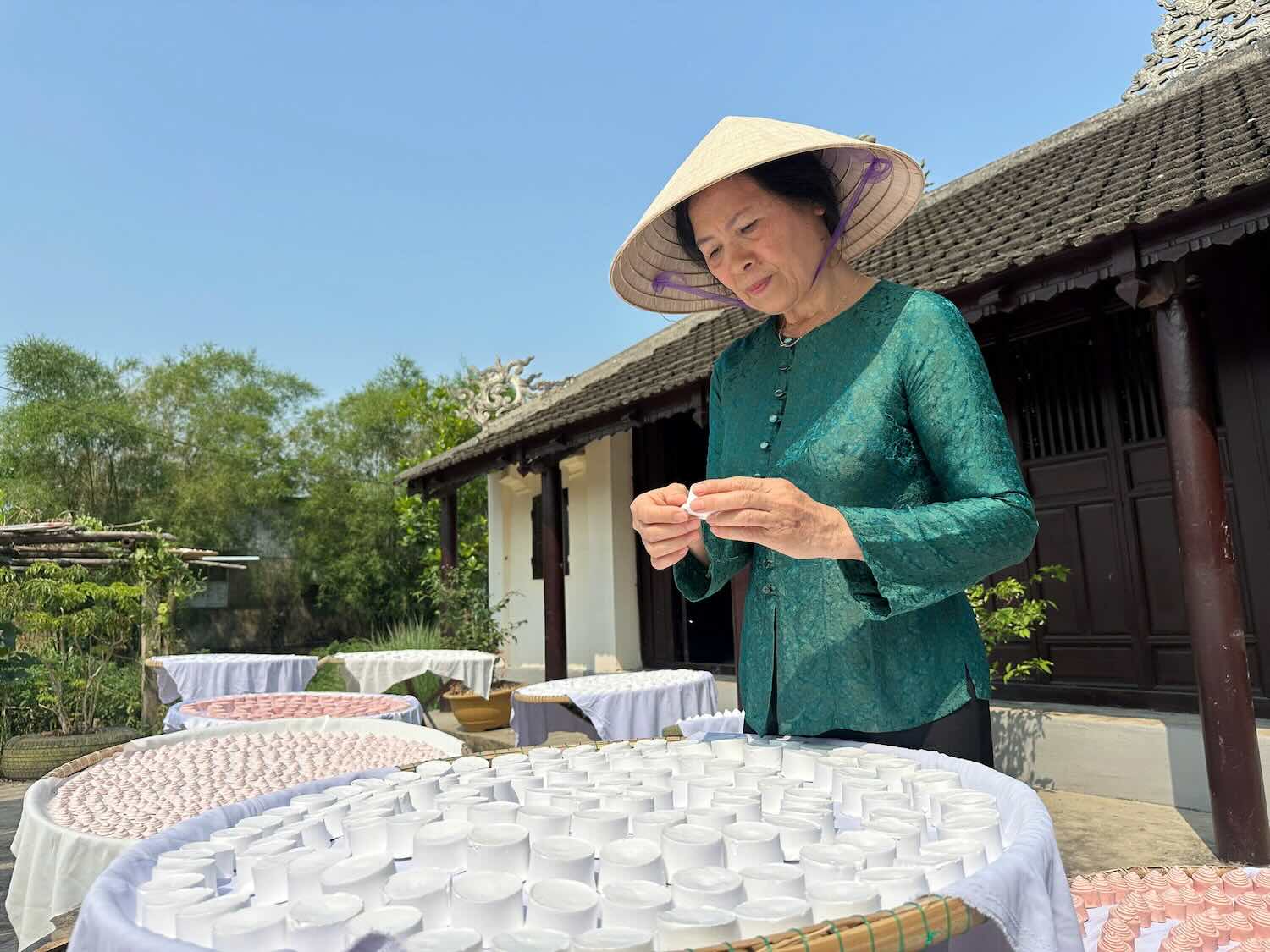 Phấn Nụ Nhất Chi Mai 화장품은 후에를 방문하는 많은 관광객들에게 매력적인 체험 장소가 되었습니다. 사진: Ngô Hiền.