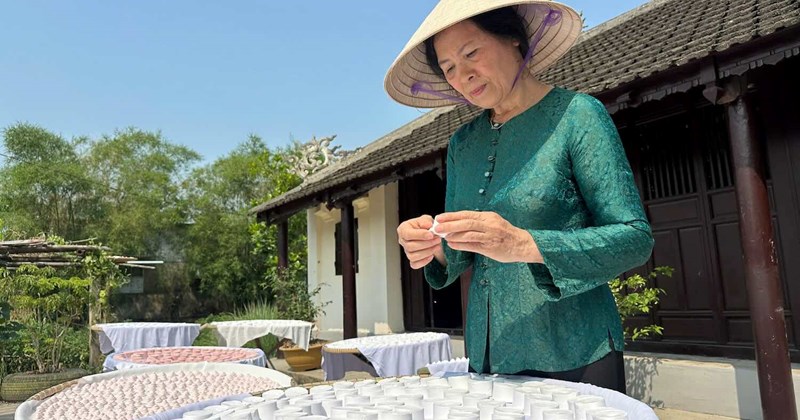 Du khách thích thú trải nghiệm mỹ phẩm cung đình Huế