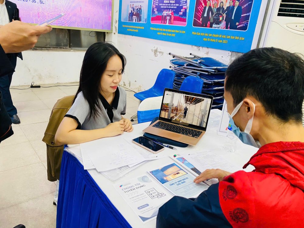 Workers carry out procedures to receive unemployment benefits at the Hanoi Employment Service Center. Photo: Quynh Chi
