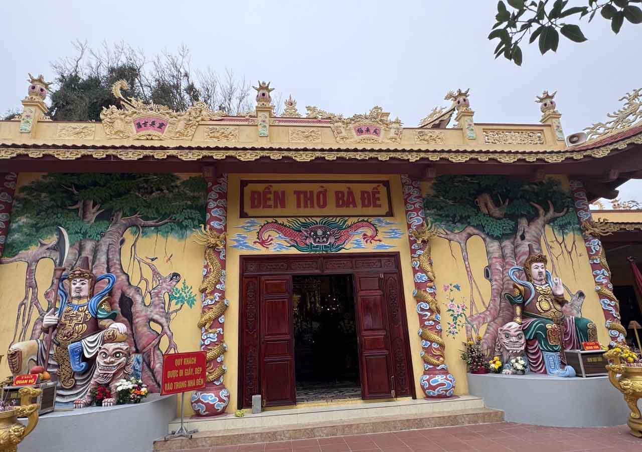 Đền Bà Đế là điểm tựa tâm linh của người dân phố Cảng Hải Phòng. Ảnh: Linh Boo
