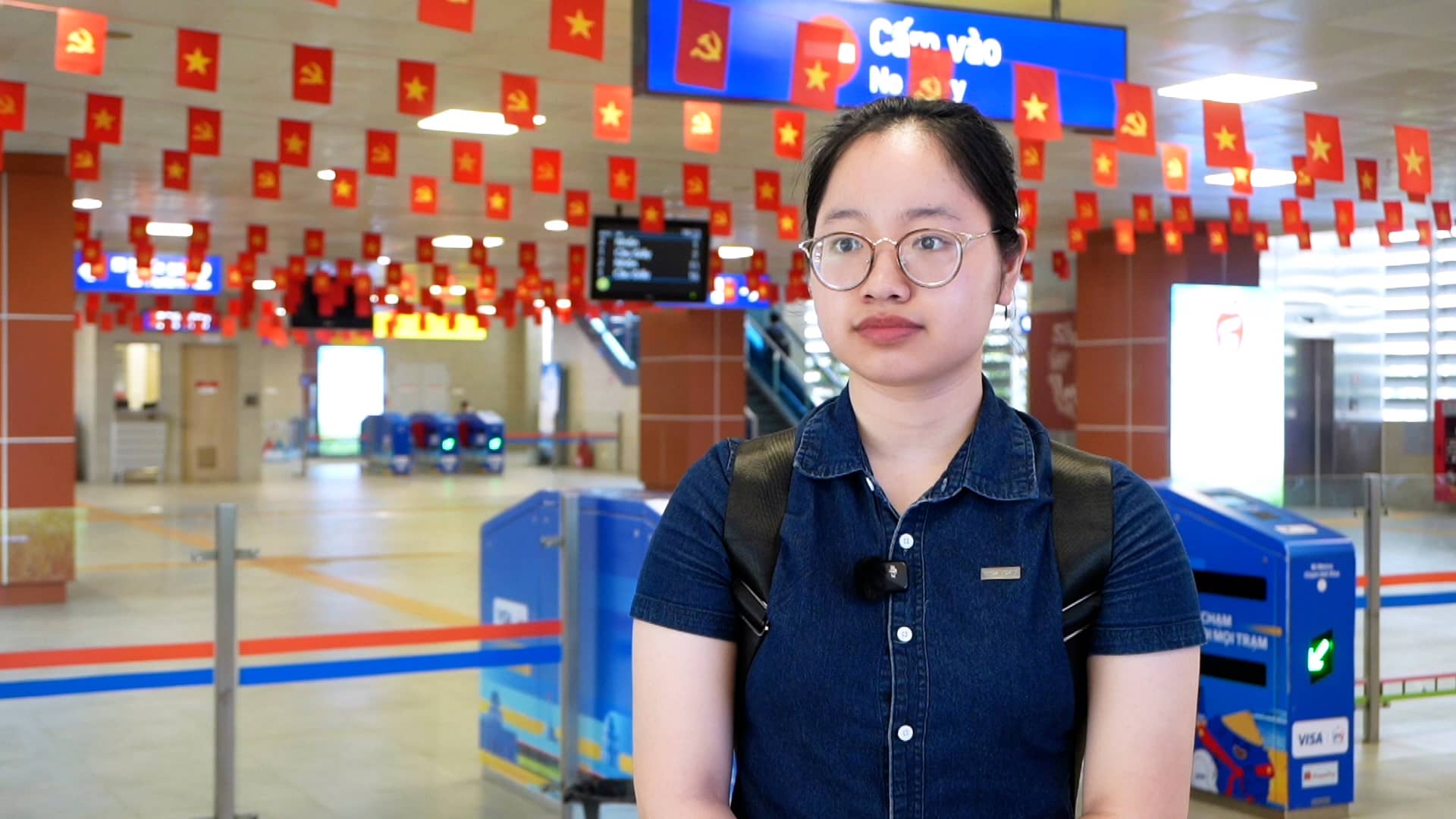 Thường xuyên di chuyển bằng tàu điện, bạn Phạm Thị Khánh Linh bày tỏ sự ủng hộ với đề xuất miễn phí vé phương tiện công cộng. Ảnh: Anh Ly