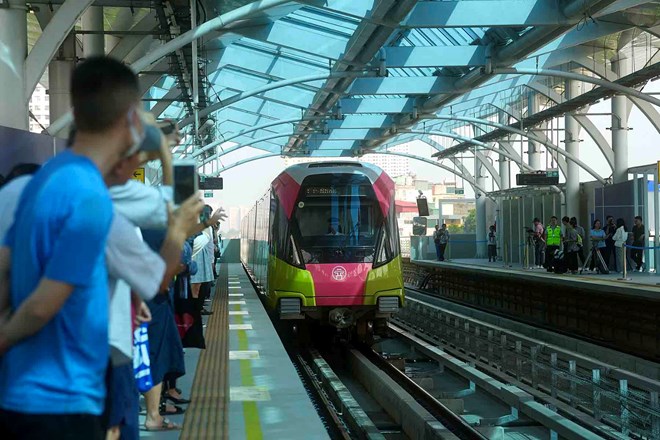 Buses and trams are familiar means of transportation for many students in the Capital. Photo: Huu Chanh
