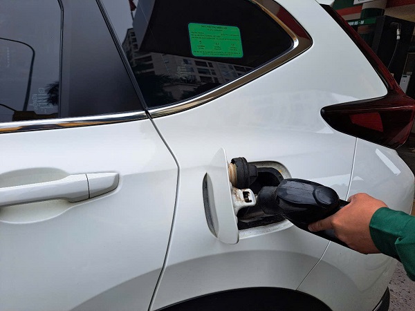 Gasoline and oil prices simultaneously fall sharply. Photo: Ha Vy