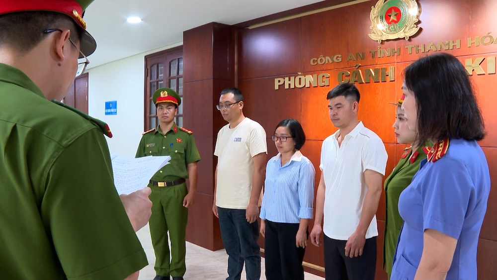 Raison pour laquelle 3 personnes à la société à responsabilité limitée de services et d'élevage NewHope Thanh Hóa ont été poursuivies. Photo: Police provinciale de Thanh Hóa