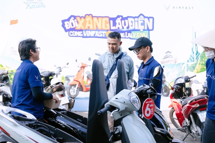 Coming to the "gasoline to electricity exchange" experience activity, people will directly visit, learn about technology and test drive many new generation electric vehicles. Photo: PV