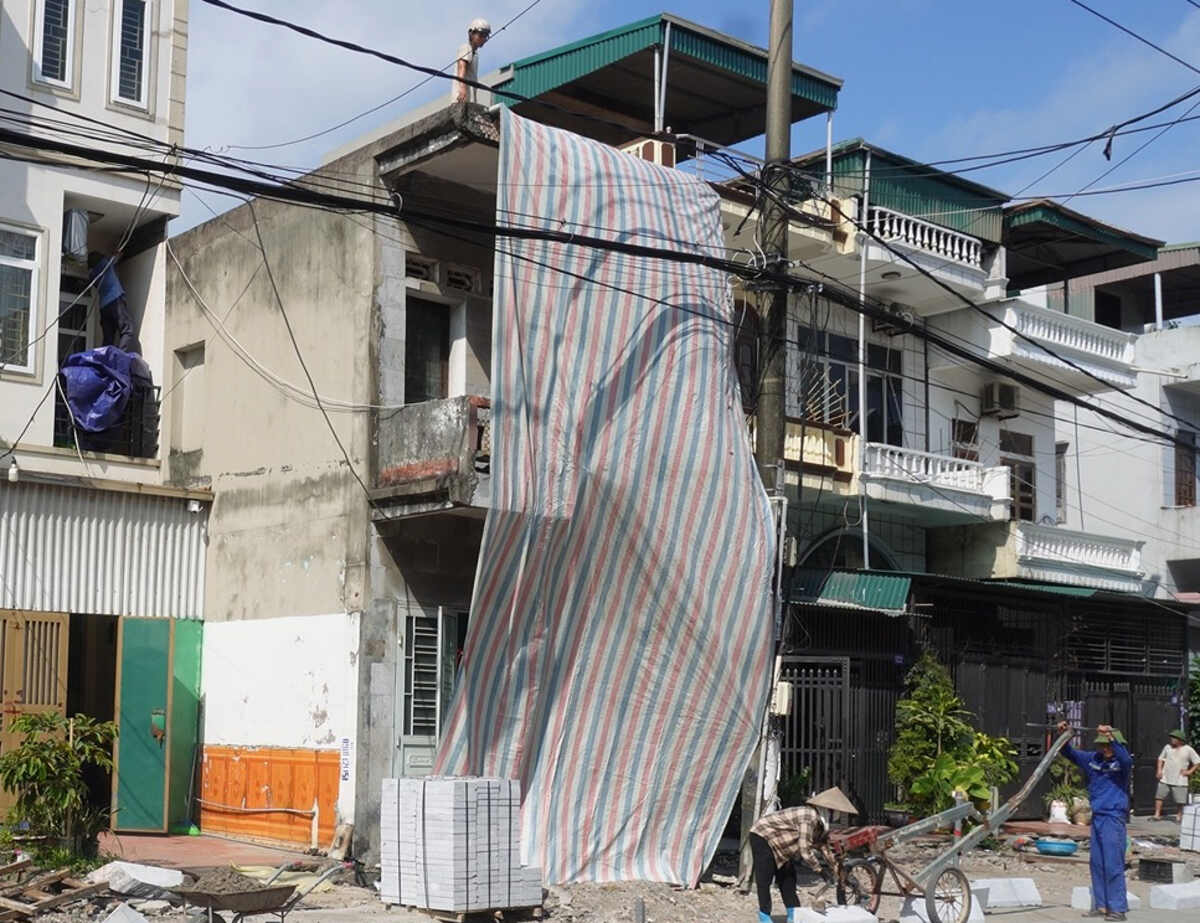 Bà Nguyễn Thị Thi (phường Hà Tu, Quảng Ninh) có đơn đề nghị phá dỡ ngôi nhà hai tầng và hiến một phần đất nằm ngoài ranh giới giải phóng mặt bằng để mở rộng hành lang. Ảnh: UBND phường Hà Tu