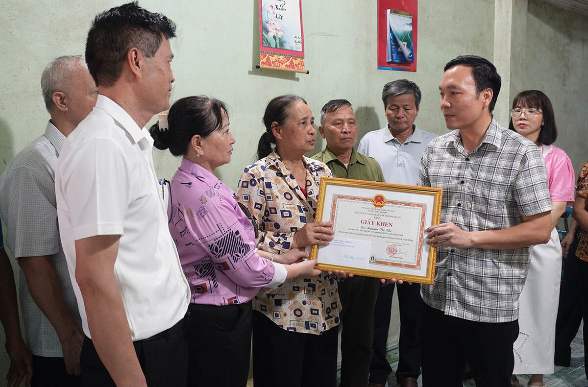 Ha Tu Ward People's Committee (Quang Ninh) commended Ms. Nguyen Thi Thi. Photo: Ha Tu Ward People's Committee