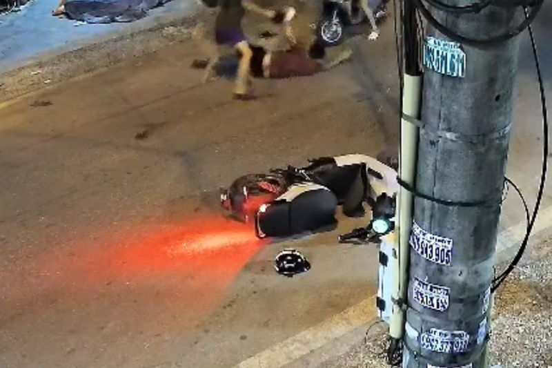 Nam sinh liên tiếp bị mũ bảo hiểm đánh vào đầu. Ảnh cắt từ clip