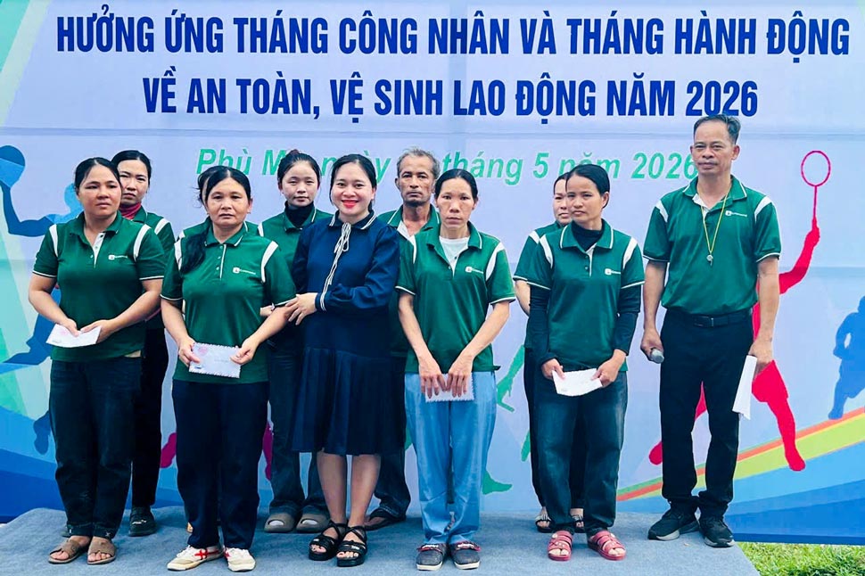 Ms. Ho Ngoc Bich - Chairwoman of Phu My Commune Trade Union - presents gifts to union members and workers in difficult circumstances. Photo: Huy Trang