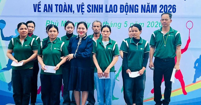 Công đoàn cơ sở tổ chức thể thao, tặng quà cho đoàn viên khó khăn