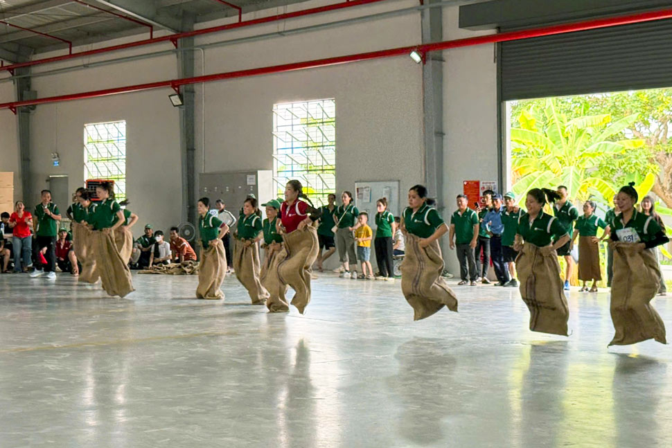 Đoàn viên, người lao động tham gia thi nhảy bao bố. Ảnh: Huy Trang