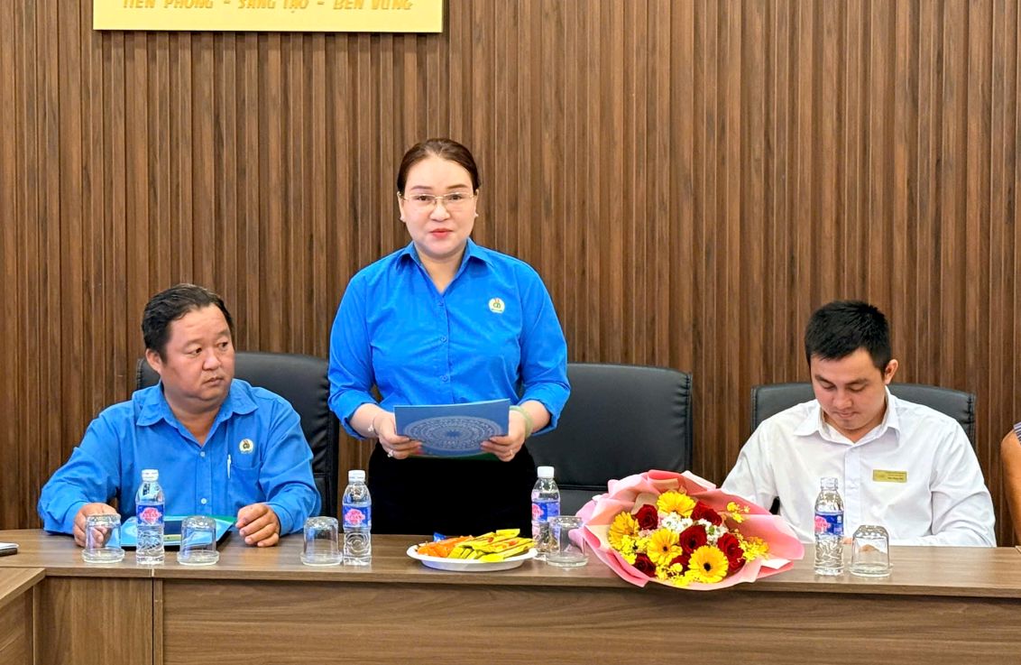 Bà Phùng Thị Lý Ngọc, Chủ nhiệm Câu lạc bộ Cán bộ Công đoàn nòng cốt Khu Công nghiệp Sa Đéc phát biểu tại buổi ra mắt. Ảnh: Thanh Nhàn