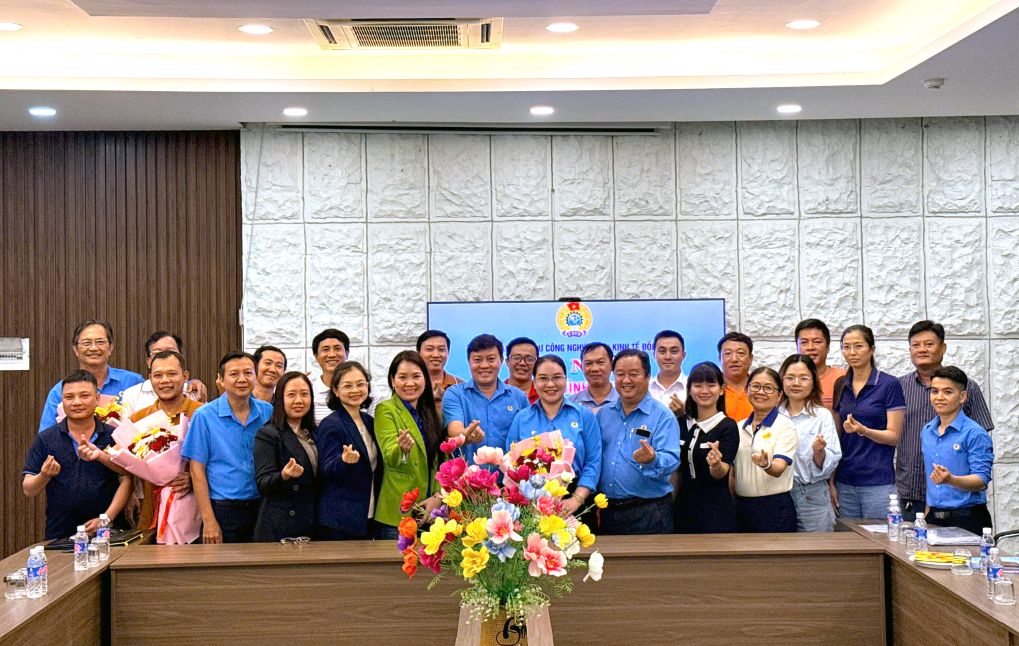 Đại biểu, thành viên câu lạc bộ “Cán bộ công đoàn nòng cốt” tại Khu công nghiệp Sa Đéc chụp hình lưu niệm. Ảnh: Thanh Nhàn