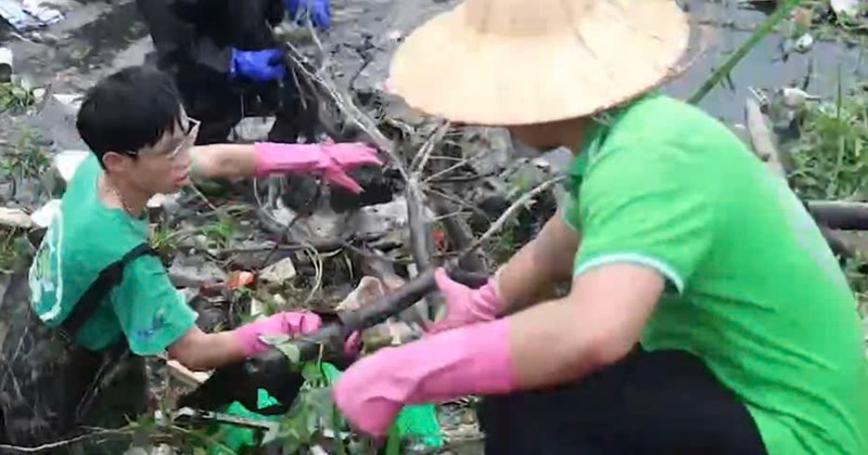Giới trẻ chung tay làm sạch kênh rạch ô nhiễm, lan tỏa sống xanh