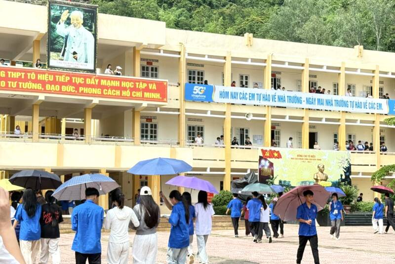 Các thí sinh tham dự Kỳ thi tuyển sinh vào lớp 10 THPT tại điểm thi Trường THPT Tô Hiệu. Ảnh: Trường Sơn