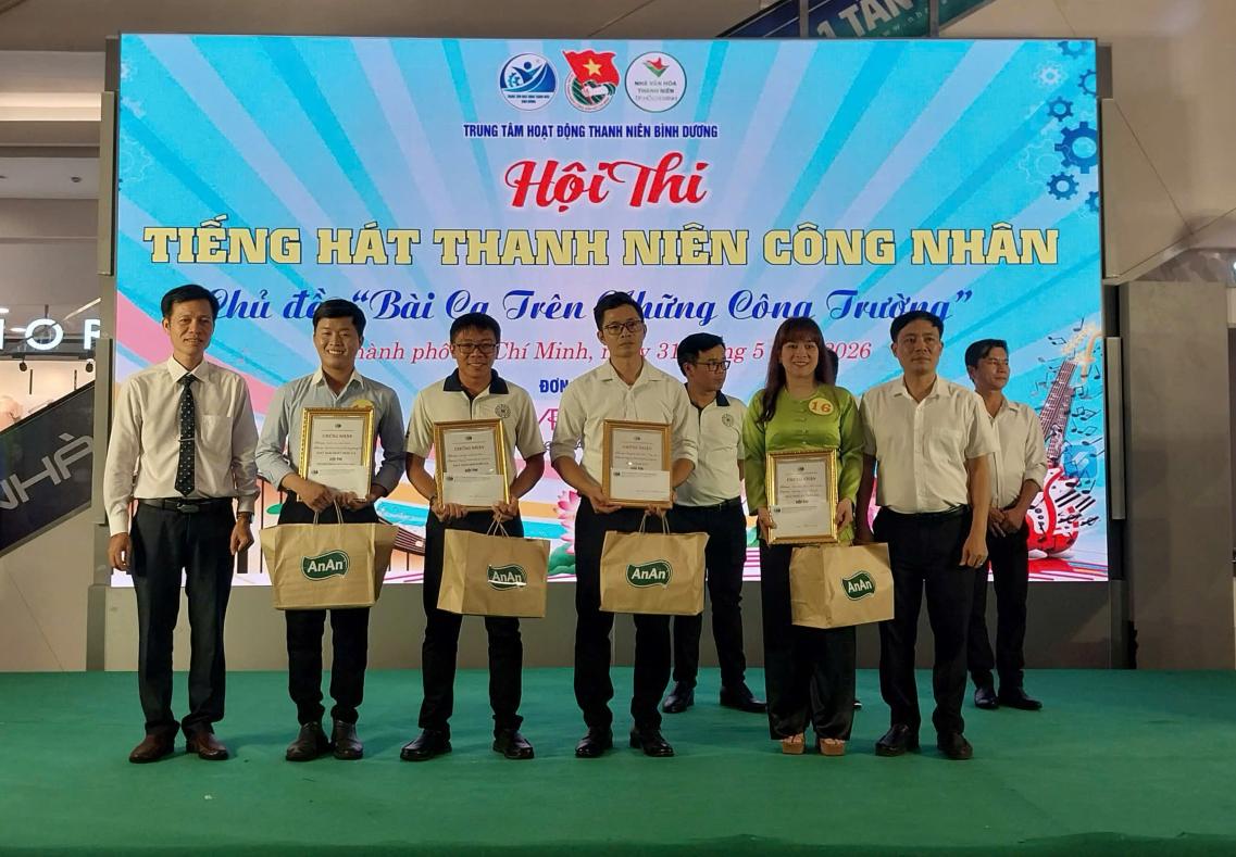 Ban tổ chức trao giải cho các thí sinh tham gia hội thi. Ảnh: Thảo Lam