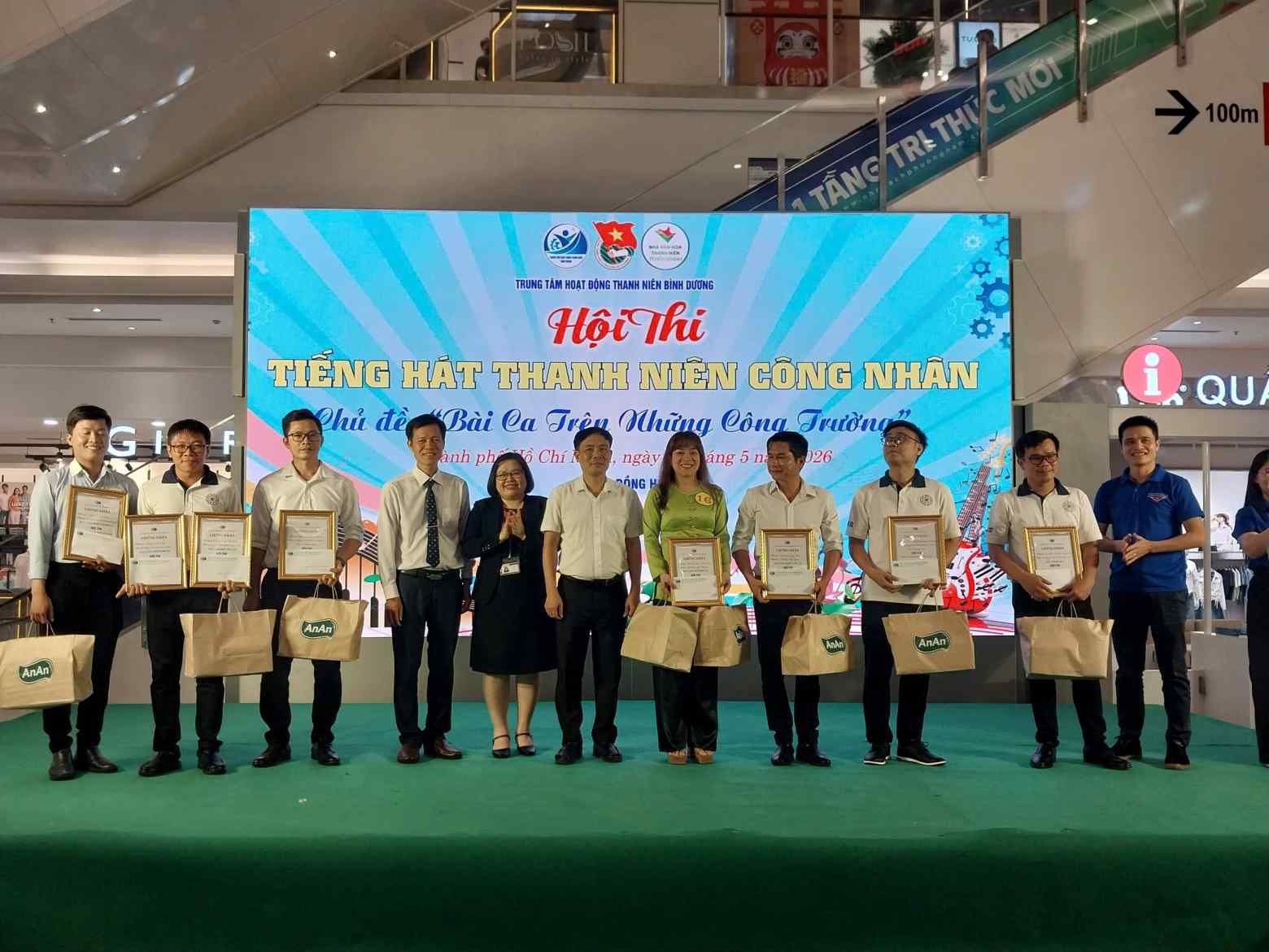 The organizing committee awarded prizes to contestants participating in the "Youth Workers' Singing Contest". Photo: Dinh Trong