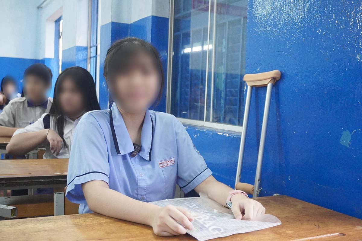 Injured in both legs, the female student from Ho Chi Minh City still maintains her determination to conquer the 10th grade exam. Photo: Nhu Quynh