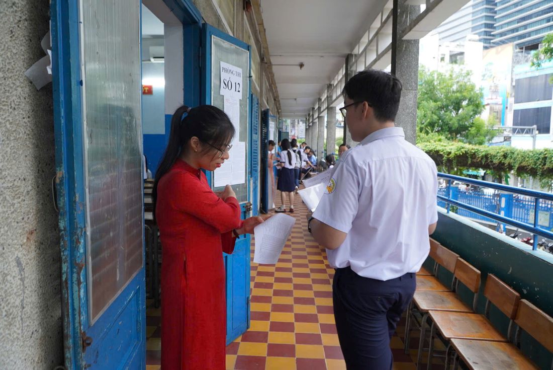 Candidates taking the exam at the exam site of Le Loi Secondary School (Xuan Hoa ward). Photo: Chan Phuc