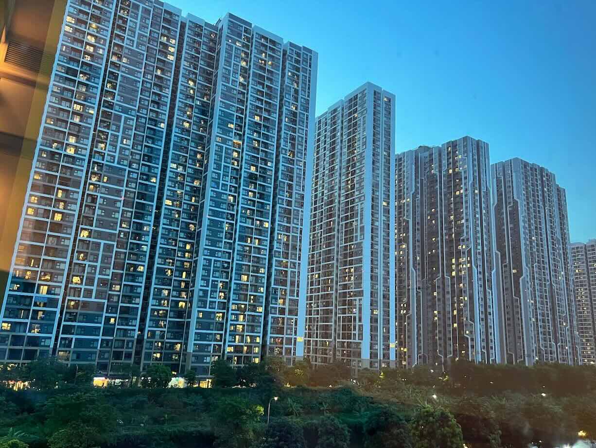 Một số người mua chung cư tại Hà Nội đang có tâm lý chờ đợi, kỳ vọng giá có thể giảm thêm trong thời gian tới. Ảnh: Khương Duy