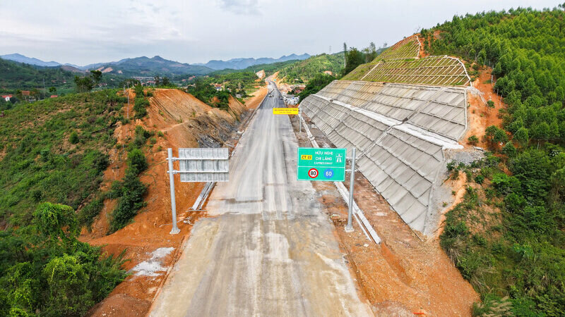 Site clearance problems prevent the Huu Nghi - Chi Lang expressway from being cleared. Photo: Khanh Linh