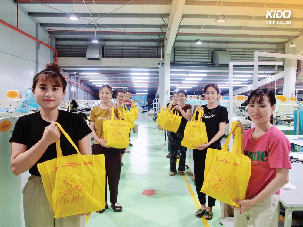 KIDO Vinh Co., Ltd. presents many meaningful gifts to children of union members and workers on the occasion of International Children's Day June 1. Photo: Nghe An Trade Union