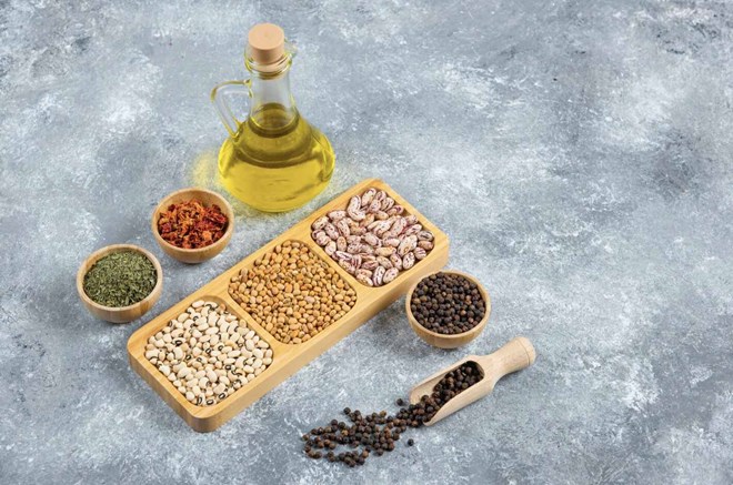 Choosing the right type of oil for salad sauce helps supplement healthy fats, supporting heart and health protection. Photo: Thuy Duong