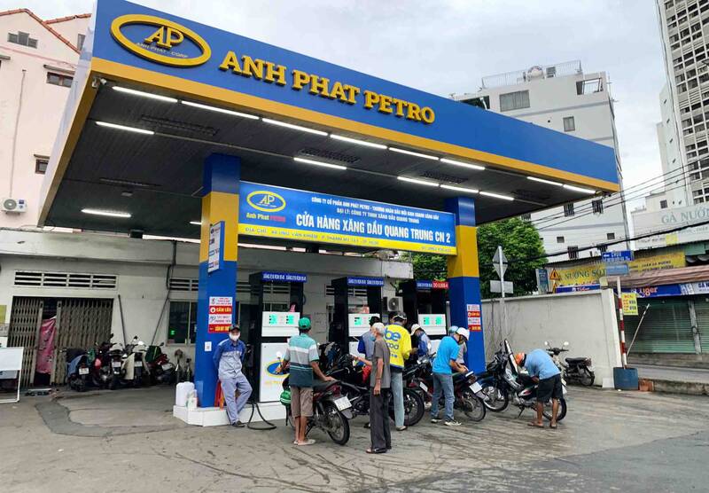 Các cửa hàng xăng dầu tư nhân bán đại trà xăng E10. Ảnh: Lê Bảo