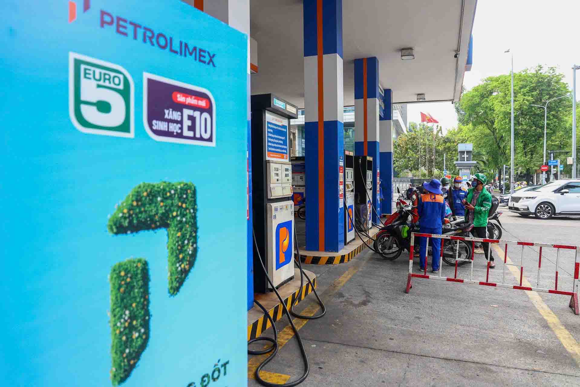 Nhiều cửa hàng xăng dầu tại TPHCM đã chuyển sang phân phối xăng sinh học E10 từ cuối tháng 5. Ảnh: Lê Bảo