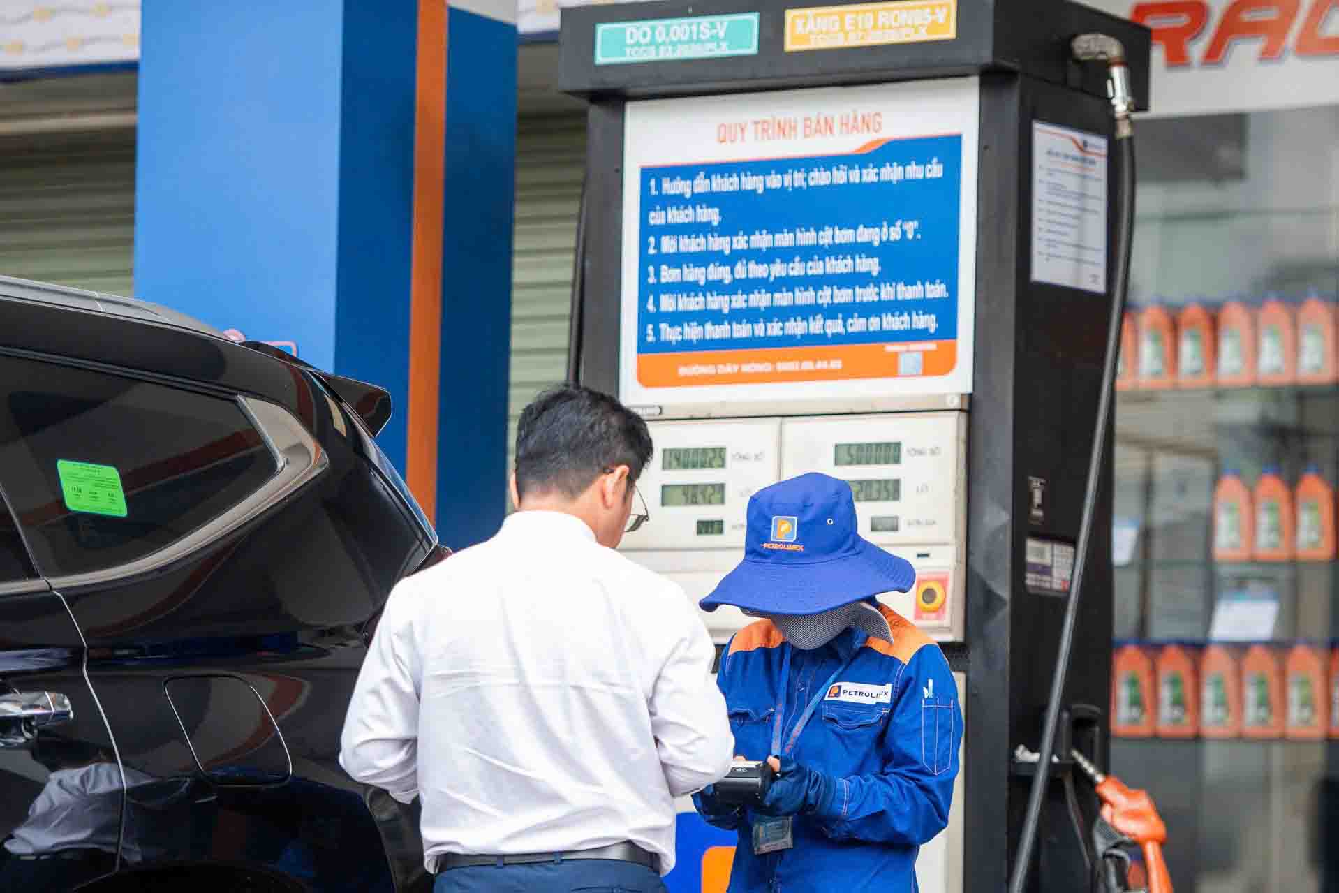 Các trụ bơm xăng E10 được thay đổi nhận diện nhằm giúp người dân dễ dàng phân biệt với xăng khoáng truyền thống.