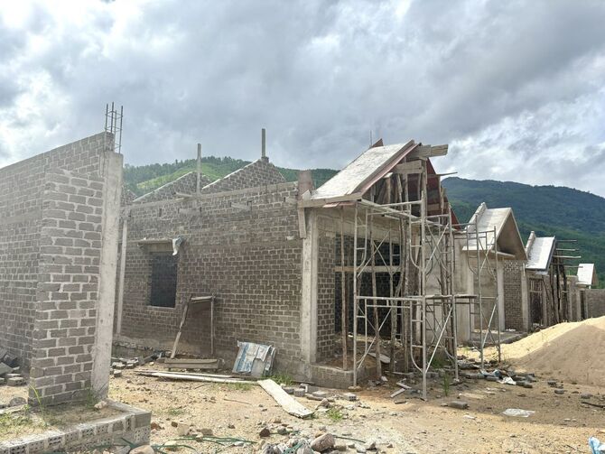 Nhà ở cho người dân vùng thiên tai hạ lưu sông Ba. Ảnh: Trang Lê