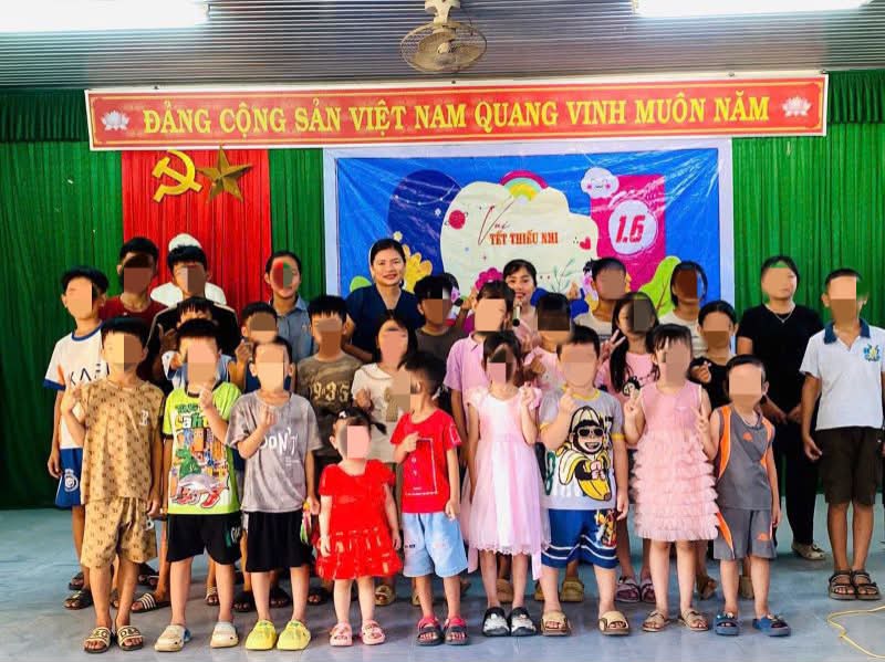 Le Ninh Joint Stock Company rewards children of union members and employees who study well on the occasion of June 1st. Photo: Quang Tri Trade Union