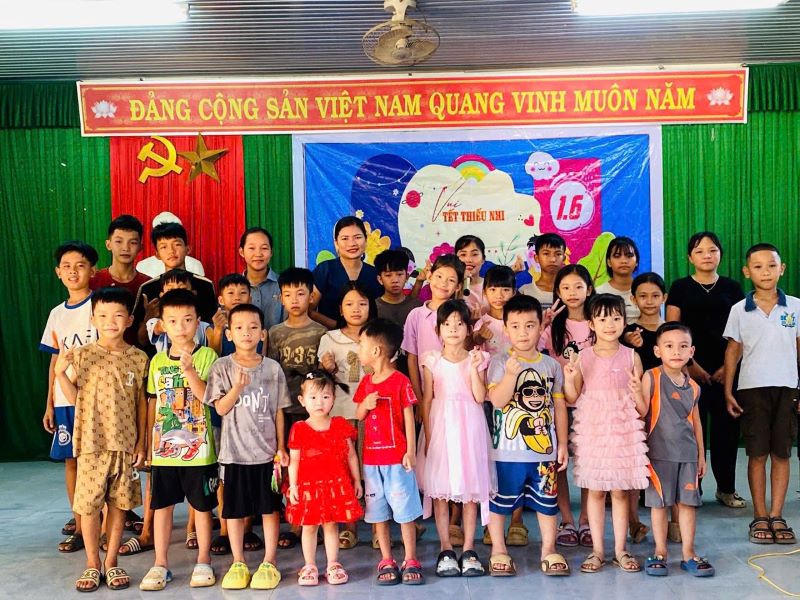 Le Ninh Joint Stock Company rewards children of union members and employees who study well on the occasion of June 1st. Photo: Quang Tri Trade Union