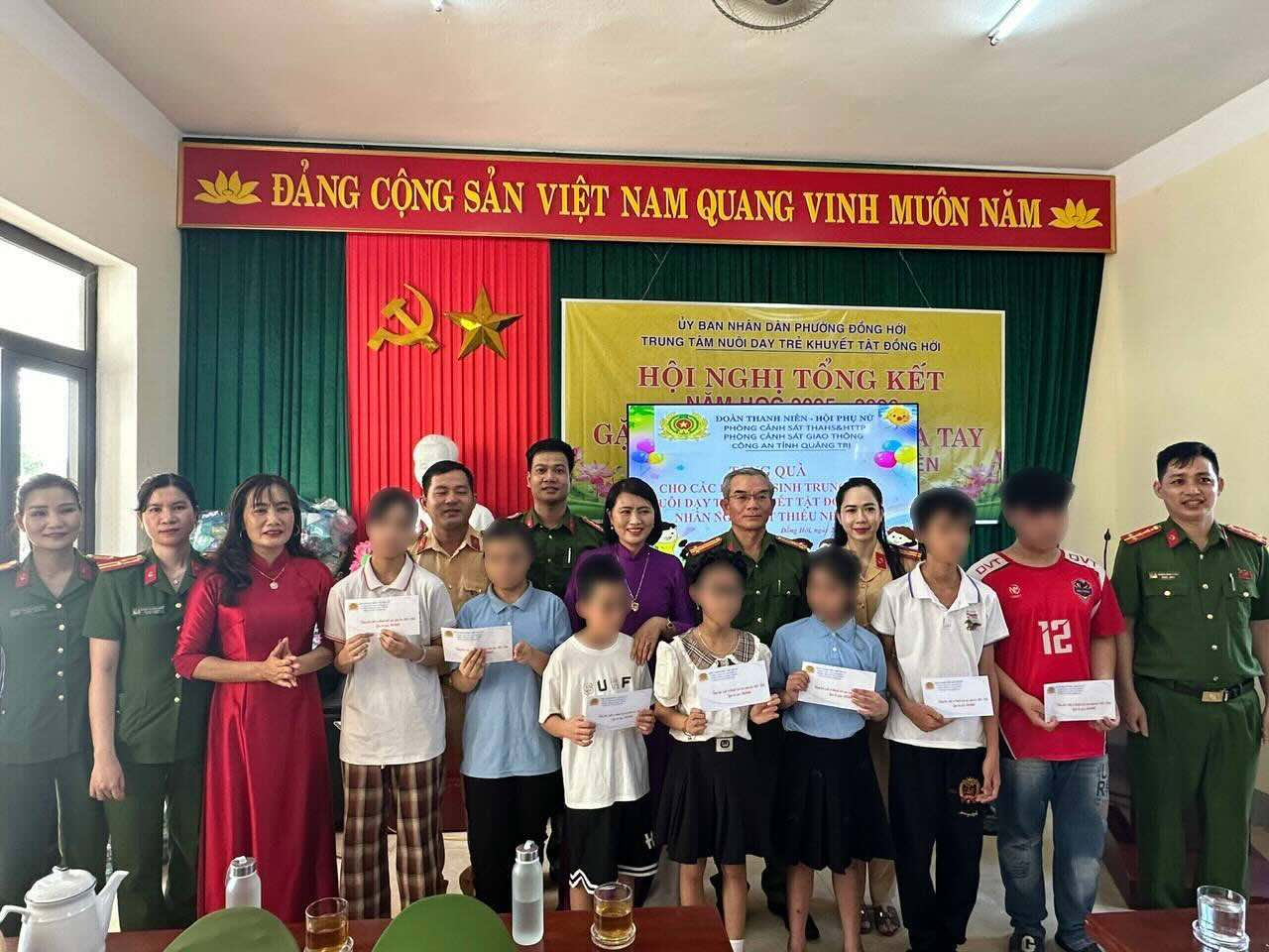 Tặng quà cho các em ở Quảng Trị. Ảnh: Công an tỉnh Quảng Trị